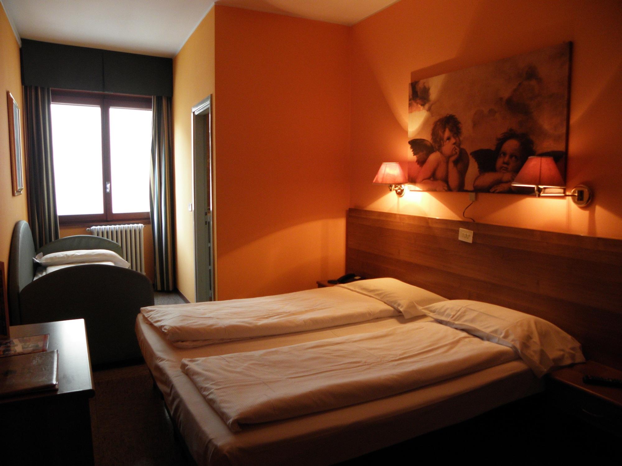 Hotel Corona Tirano Kültér fotó