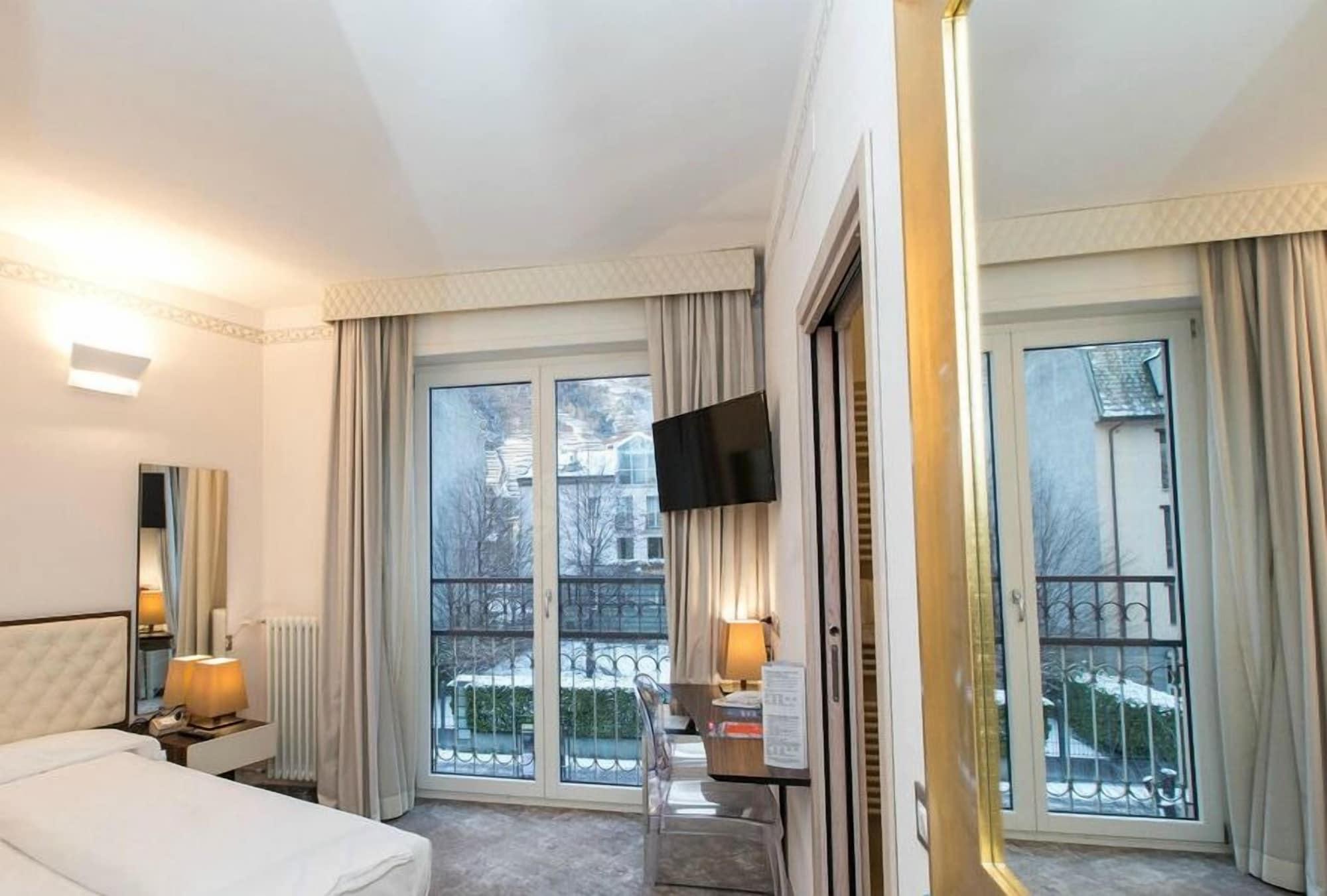 Hotel Corona Tirano Kültér fotó