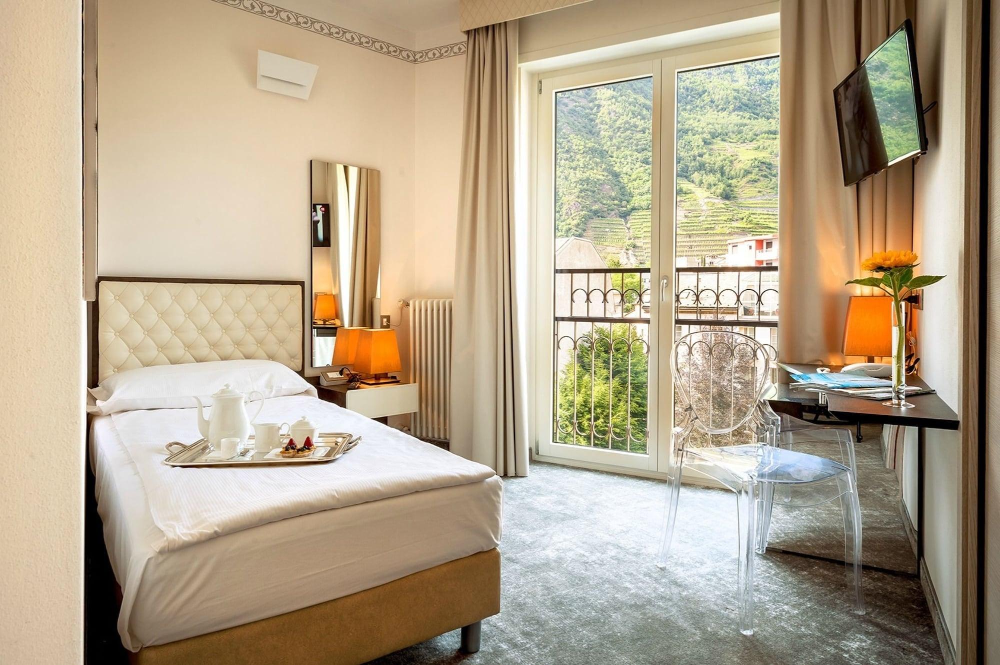 Hotel Corona Tirano Kültér fotó