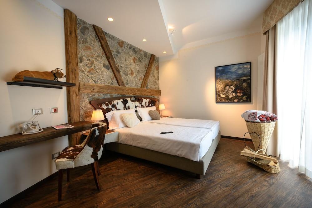 Hotel Corona Tirano Kültér fotó