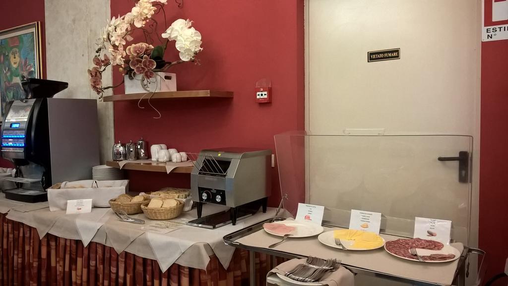 Hotel Corona Tirano Kültér fotó