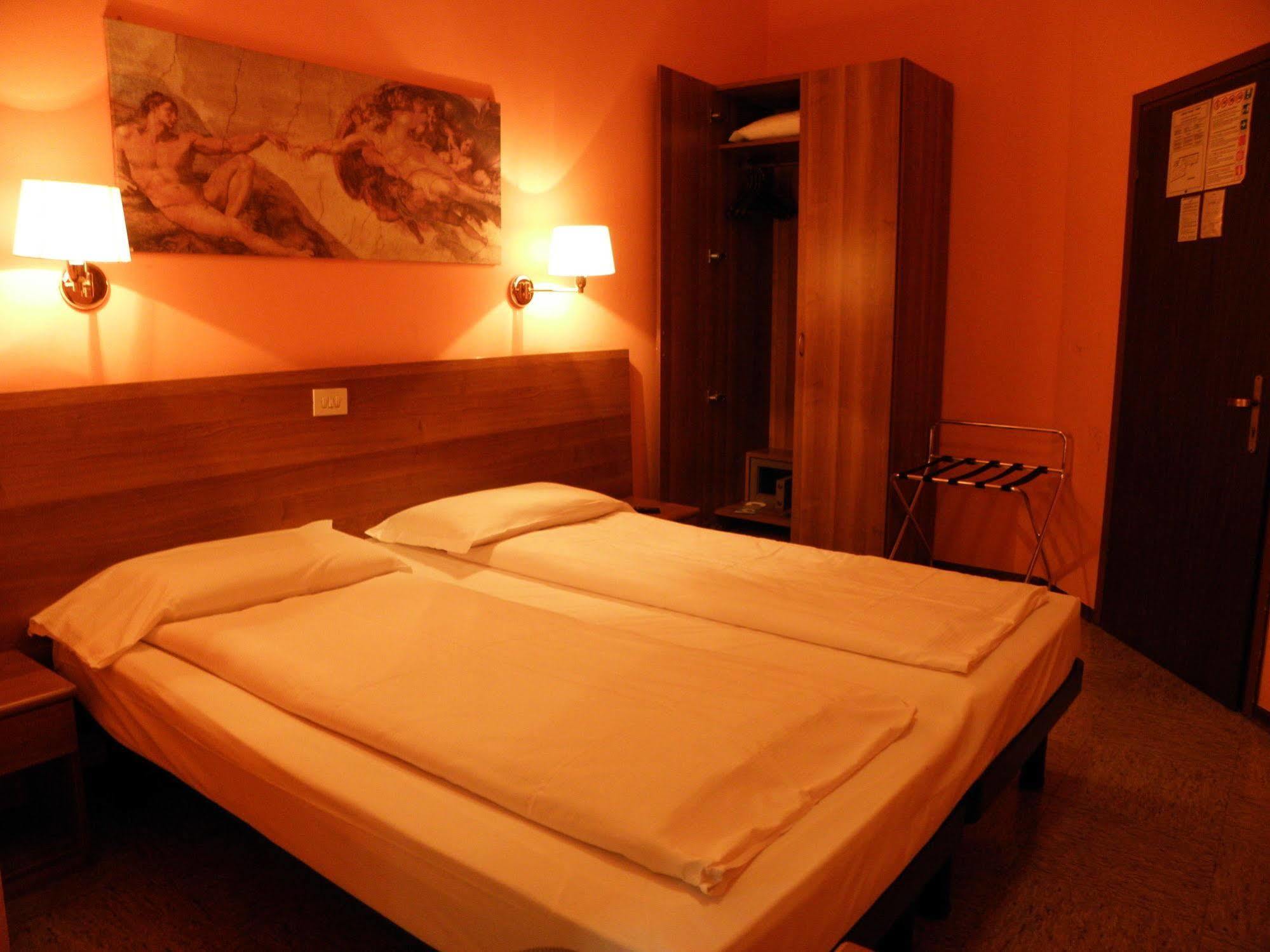 Hotel Corona Tirano Kültér fotó