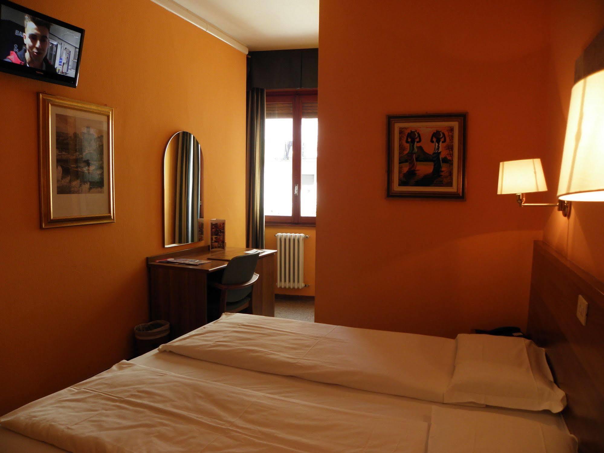 Hotel Corona Tirano Kültér fotó