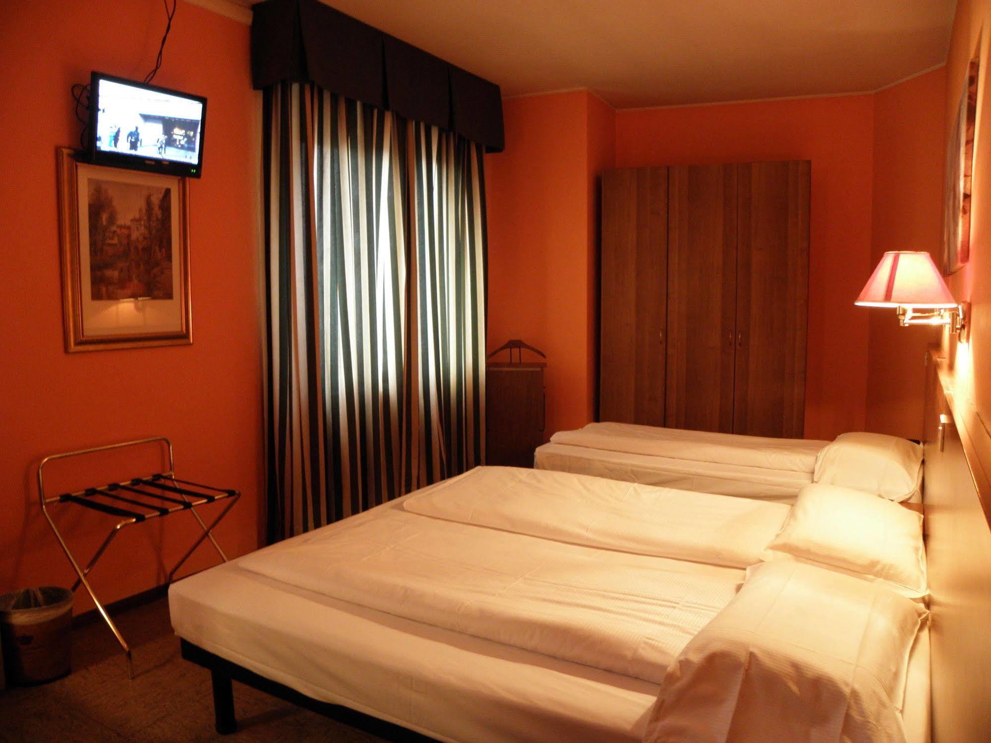 Hotel Corona Tirano Kültér fotó