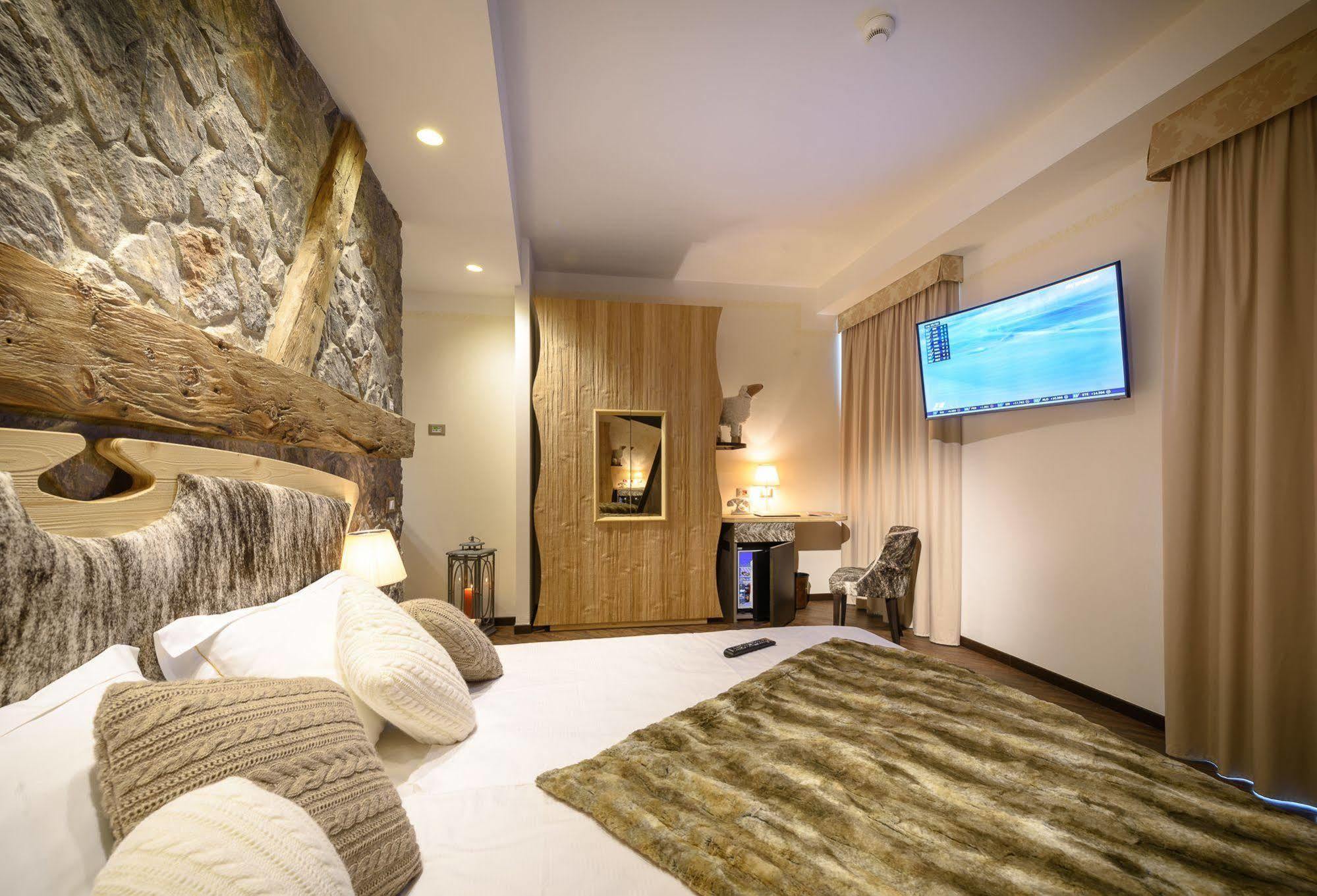 Hotel Corona Tirano Kültér fotó