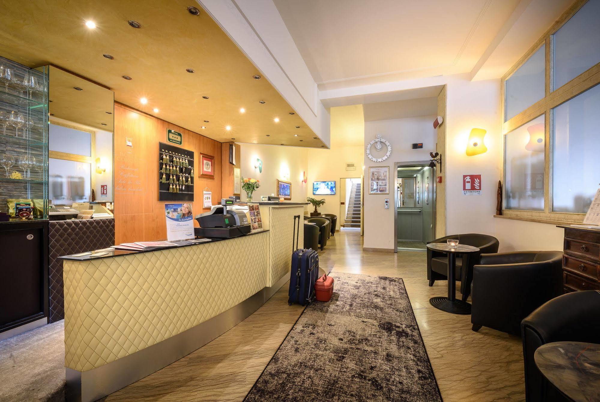 Hotel Corona Tirano Kültér fotó