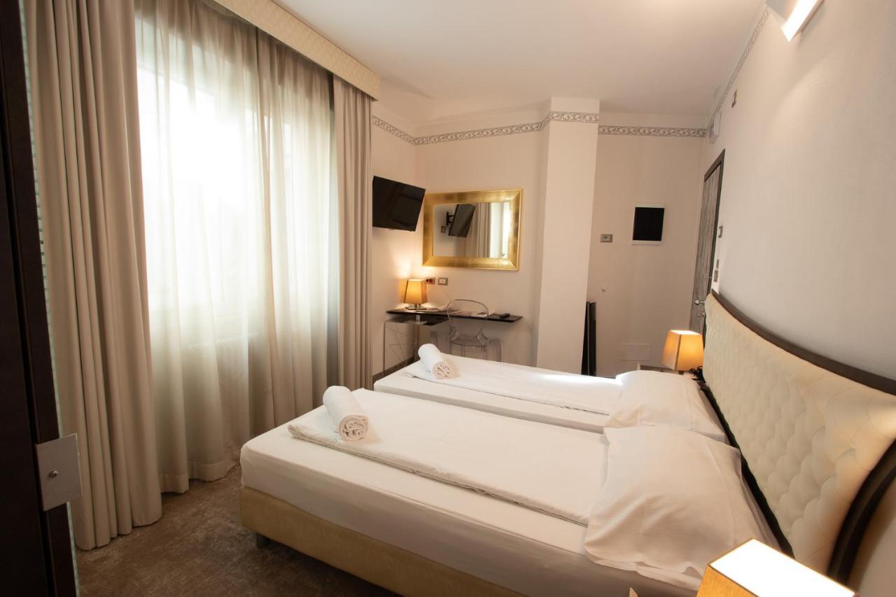 Hotel Corona Tirano Kültér fotó